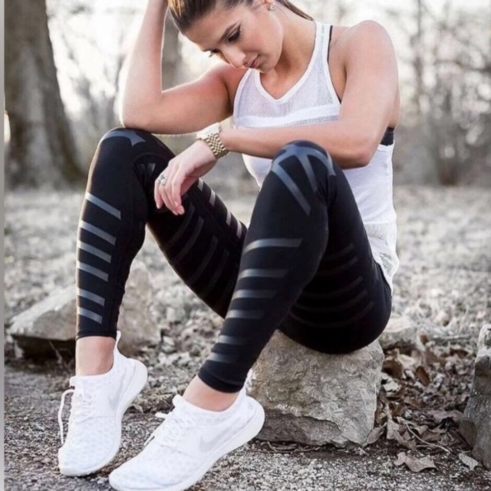 ALO YOGA Airbrush Black Lineal Diagonal Stripe Leggings Hailey Bieber